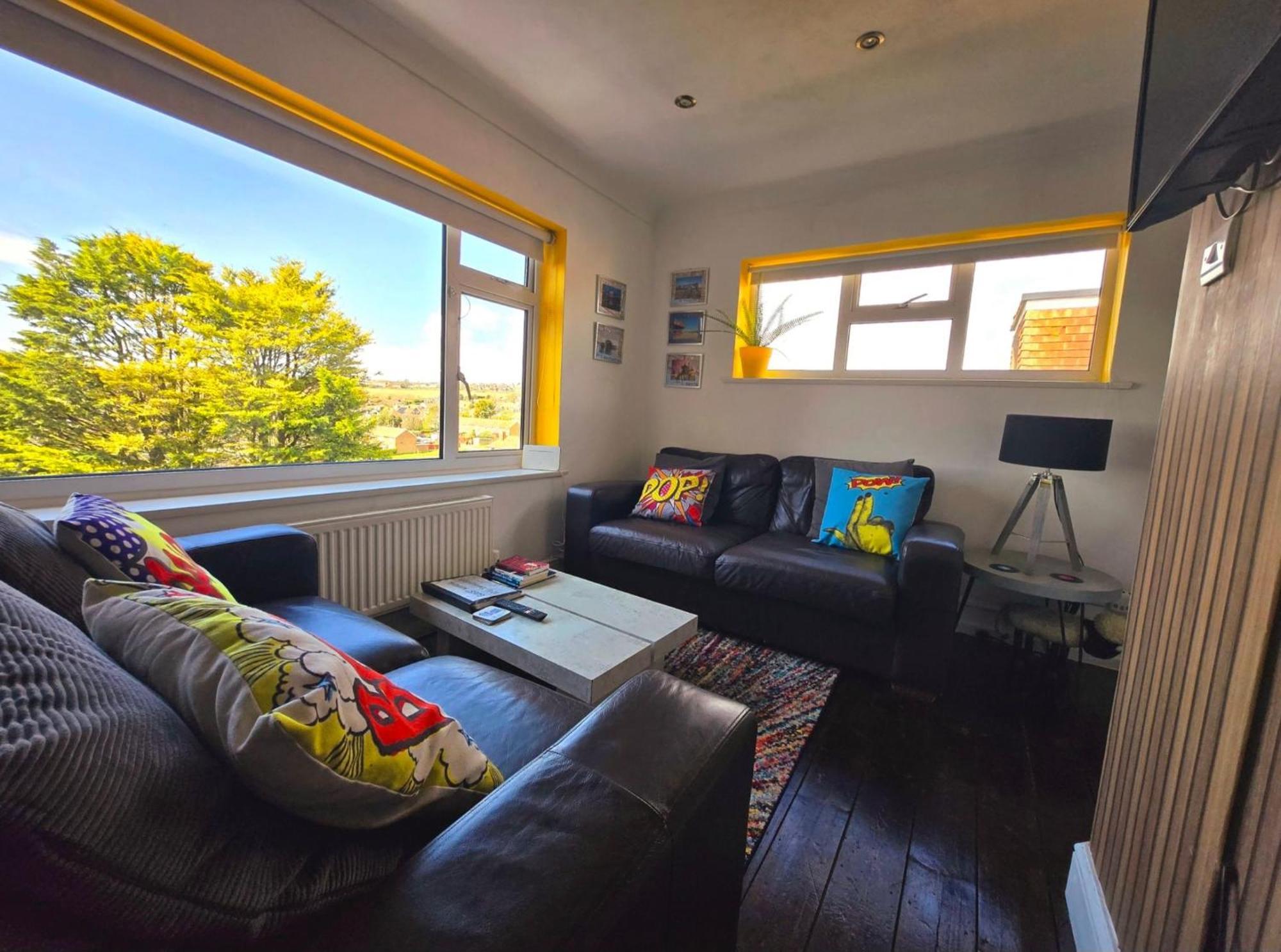 3 Bed House, Stunning Views And Free Parking *